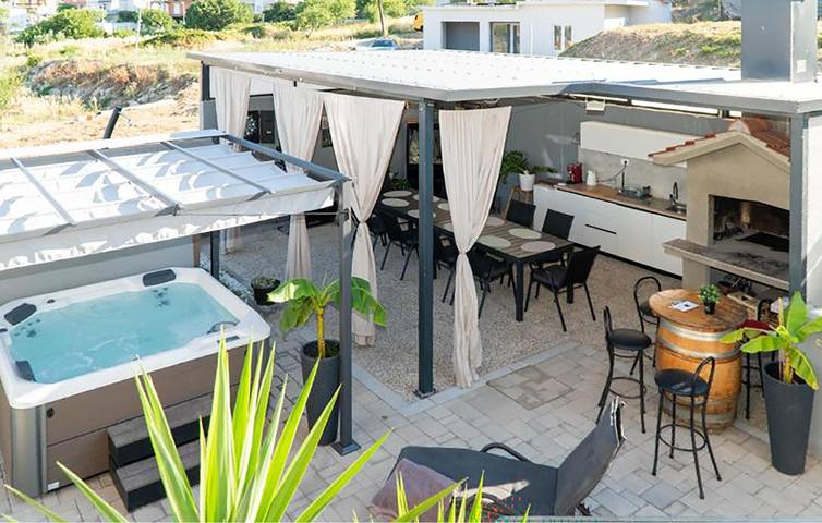 Ganze Ferienwohnung, Gemütliche 2-Zimmer-Wohnung mit Terrasse, 500 m vom Strand entfernt in Grljevac (Podstrana), Podstrana