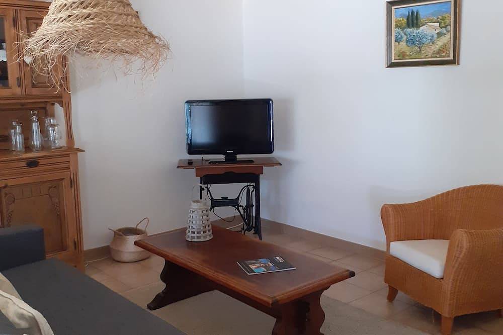 Entire apartment, 200 meters from the heart of the village, App 55 M² Wifi In a closed courtyard, quiet in Châteauneuf-de-Gadagne, Vaucluse