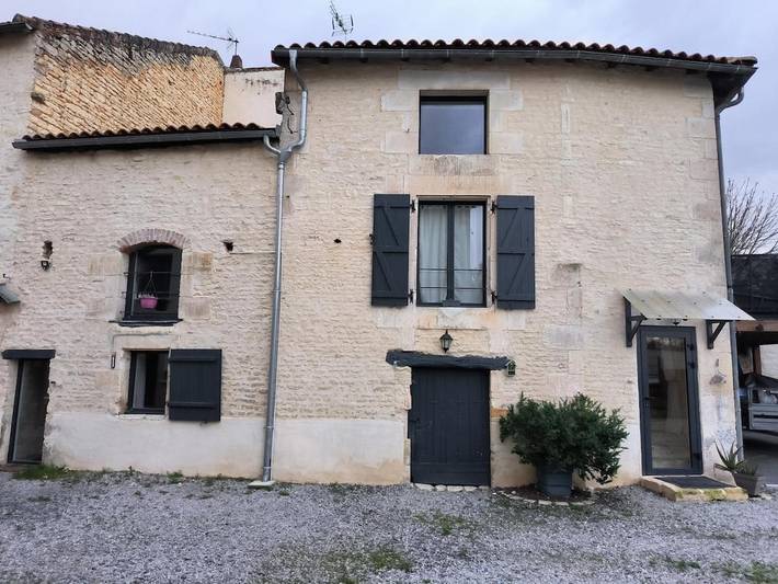 Gîte pour 8 personnes, avec terrasse et piscine dans Yversay