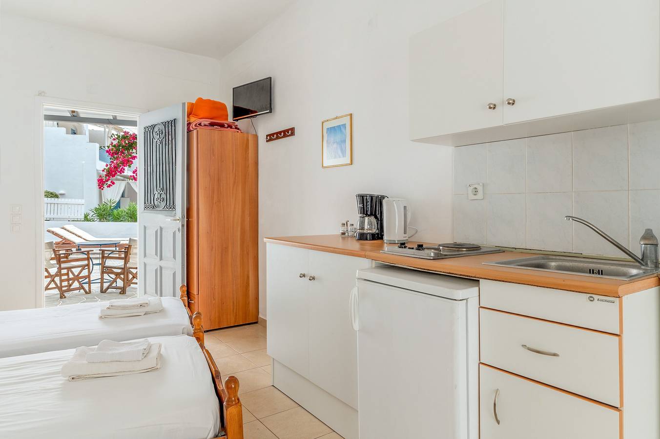 Entire studio, Studio Apartment 'Sifnos 5' with Sea View, Wi-Fi and Air Conditioning in Vathi Beach, Cyclades