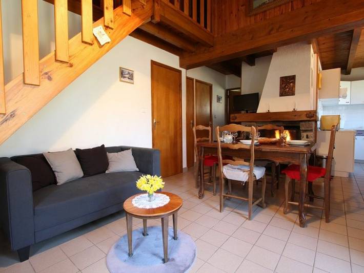 **Meygal: gîte au cœur du bois avec terrasse et cheminée, proche du Lac Bleu** in Champclause, Mézenc