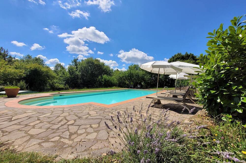 Vrijstaand huis voor 10 personen, omgeven door een grote omheinde tuin met zwembad, gelegen in de in Monticiano, Provincie Siena