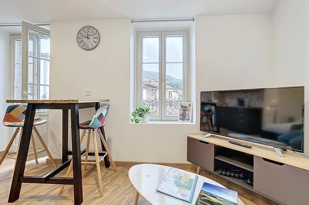 Entire apartment, Studio Royat center commerce in Royat, Volcans d'Auvergne Regional Nature Park