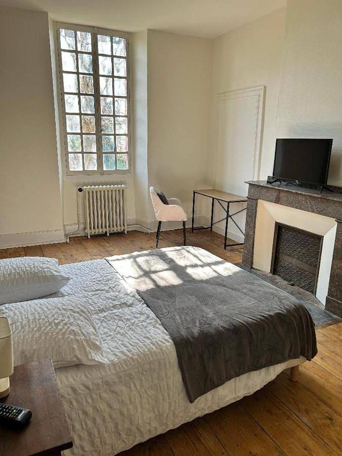 Double Room with Private Bathroom in Vic-en-Bigorre, Hautes-Pyrénées