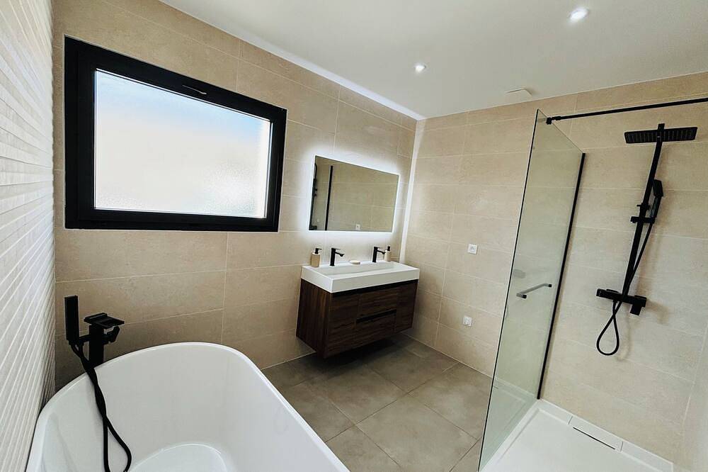 Modern villa with swimming pool and breathtaking views in Pennautier, Carcassonne region