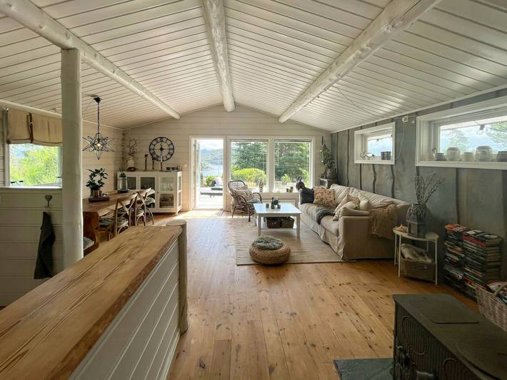 Ferienhaus mit Terrassen an drei Seiten auf einer idyllischen Insel in Sandnes