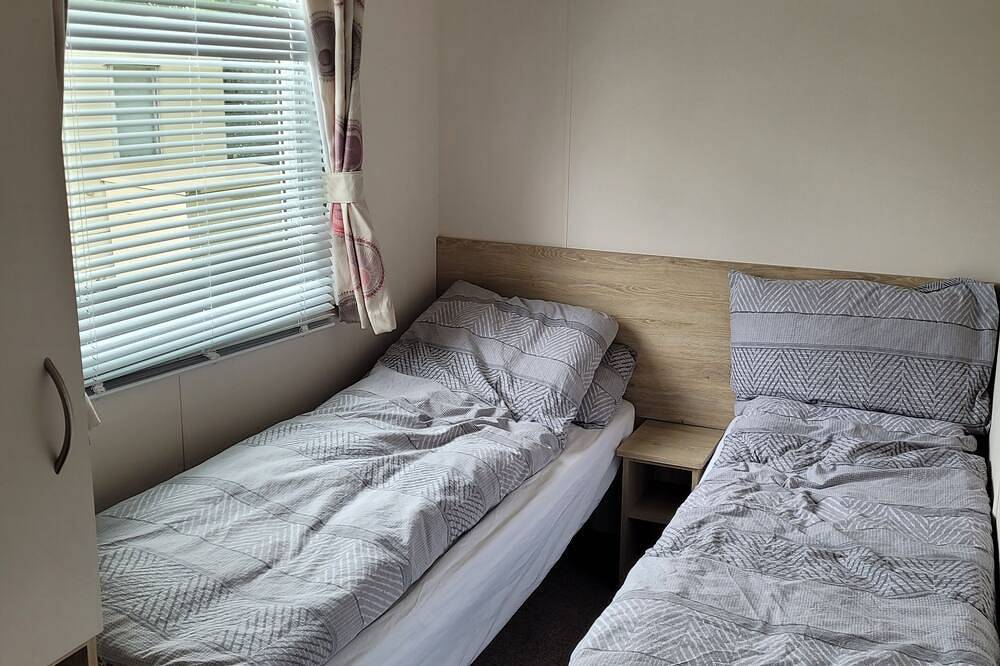 Highfield Grange Holiday Park\n3 Bed Sleeps 8 in Clacton-on-Sea, Essex