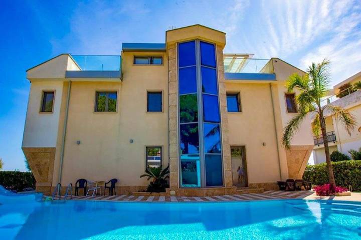 Ferienhaus für 19 Personen, mit Meerblick und Balkon sowie Pool in Terracina
