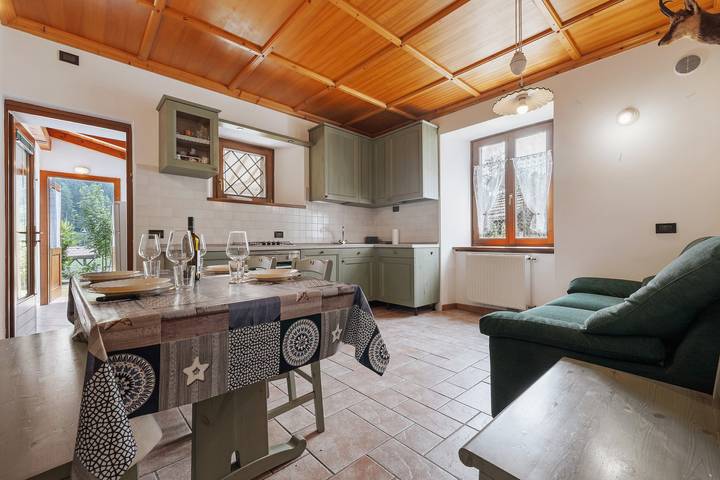 Entire apartment, Ca' Mocc Apartment with Fenced Garden and Mountain View in Val Rendena in Darè, Porte di Rendena