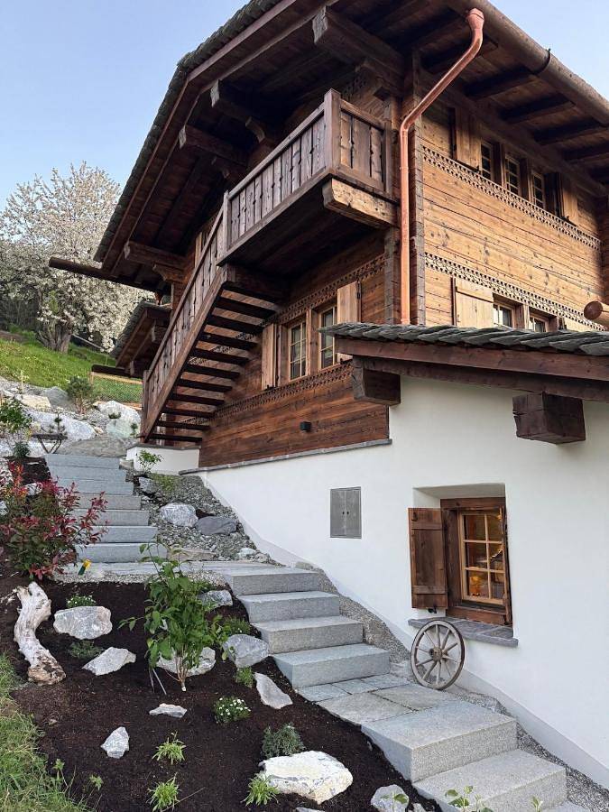 Ferienwohnung für 2 Personen, mit Balkon und Terrasse sowie Garten und Ausblick in Mundaun