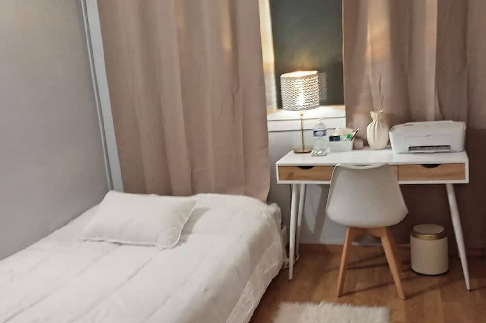 Entire apartment, Free room/parking and bus in front in Amiens, Amiens region