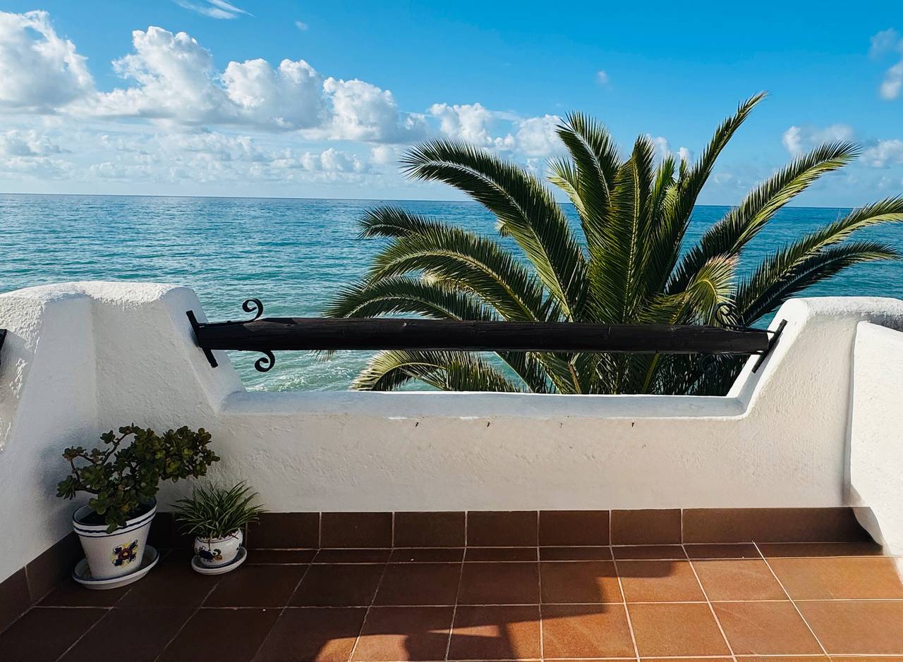 Apartamento entero, Apartamento 'Sea Breeze' con terraza, jardín compartido y Wi-Fi in Costa del Garraf