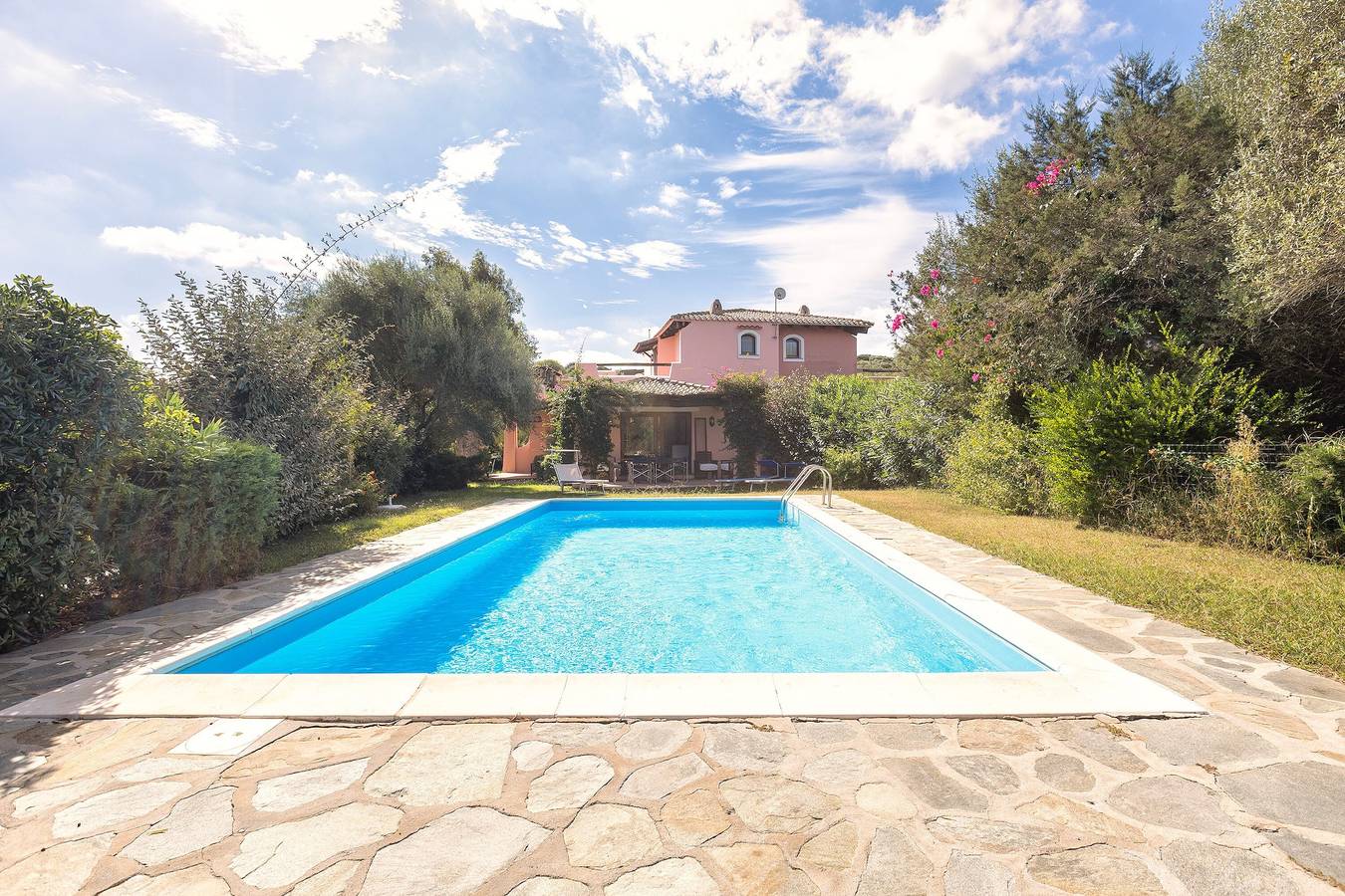 Casa Vacacional 'Villa Rosa con Piscina Privada', Wi-Fi y Aire Acondicionado in Stagno di Casaraccio, Punta De Su Turrione