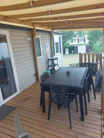 Camping pour 8 personnes, avec bassin pour enfant ainsi que jardin et jacuzzi à Lattes