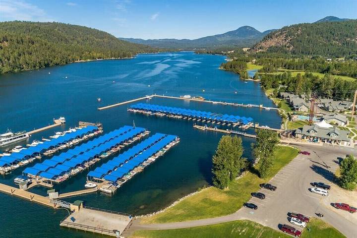 Vacation rental for 2 people, with terrace and hot tub in Lake Pend Oreille