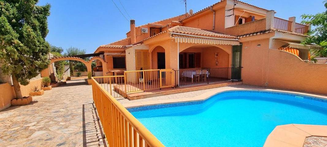 Apartamento para 6 personas, con Terraza además de Jardín y Piscina en Calabardina