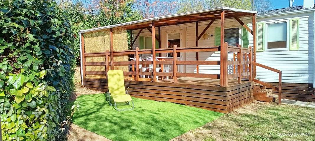 Camping pour 4 personnes, avec Terrasse ainsi que Jardin et Piscine