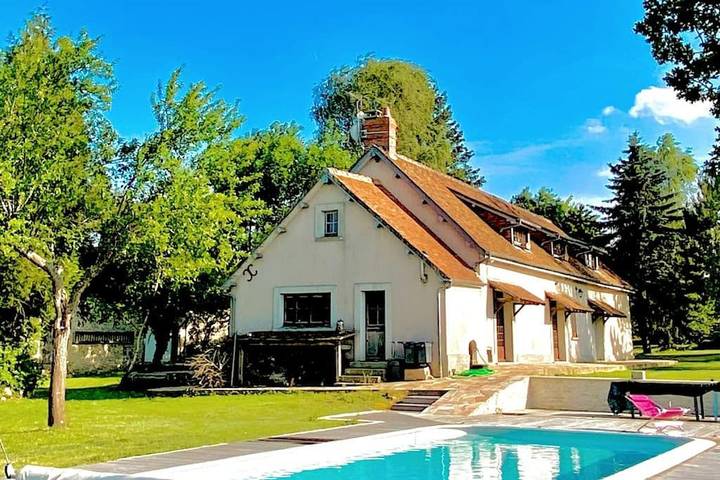Gîte pour 12 personnes, avec vue ainsi que jardin et piscine, animaux acceptés à Montchevrel