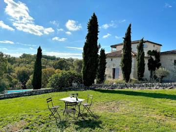 Gîte pour 14 personnes, avec piscine ainsi que jardin et vue à Bagat-en-Quercy