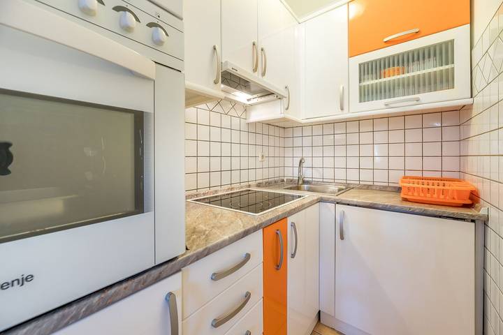 Ganze Wohnung, Nur 350 Meter zum Strand mit Meerblick in Zarok, Baska