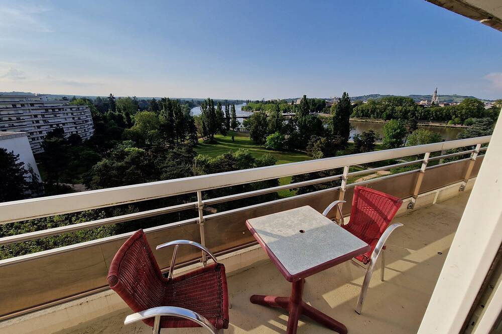 Entire apartment, F2 Avec Superbe Vue, Idéal Curiste in Bellerive-sur-Allier, Vichy region