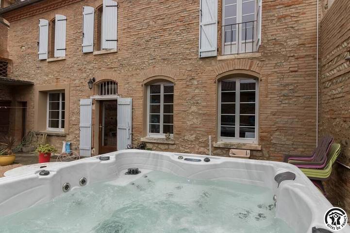 Gîte pour 12 personnes, avec jardin et jacuzzi à Saint-Sulpice-sur-Lèze