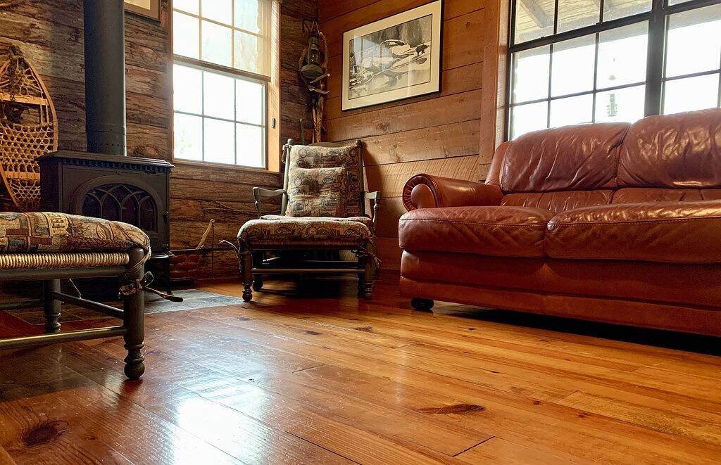 Romantische Felsenhütte, spektakuläre Aussicht auf den Fluss Frio, das Tal und die Bergkette in Concan, Uvalde County