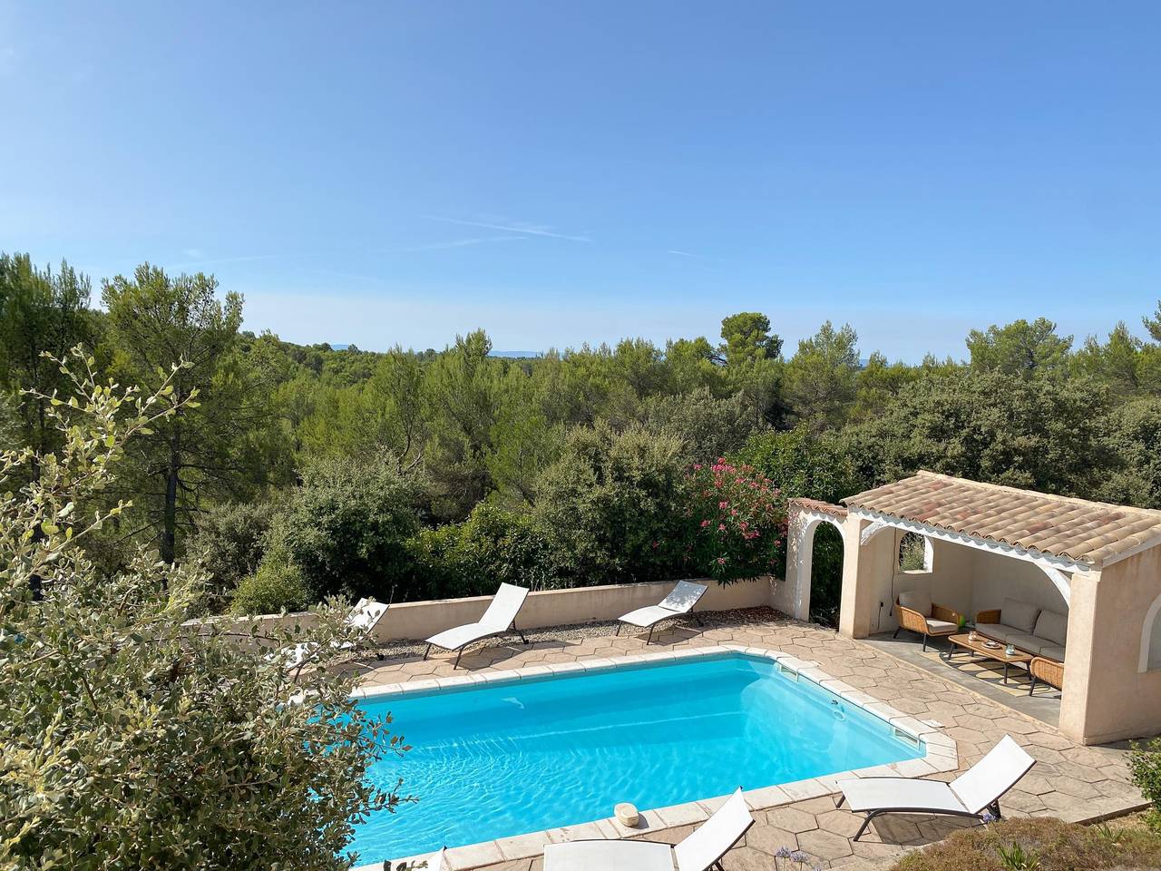 Nice holiday home with pool and wide views in AOC Saint-Julien, Región Brignoles
