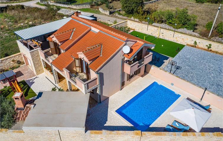 Reizende 18,5 m² große Wohnung mit Pool, Terrasse, WLAN und Parkplatz in Pridraga, Zadar
