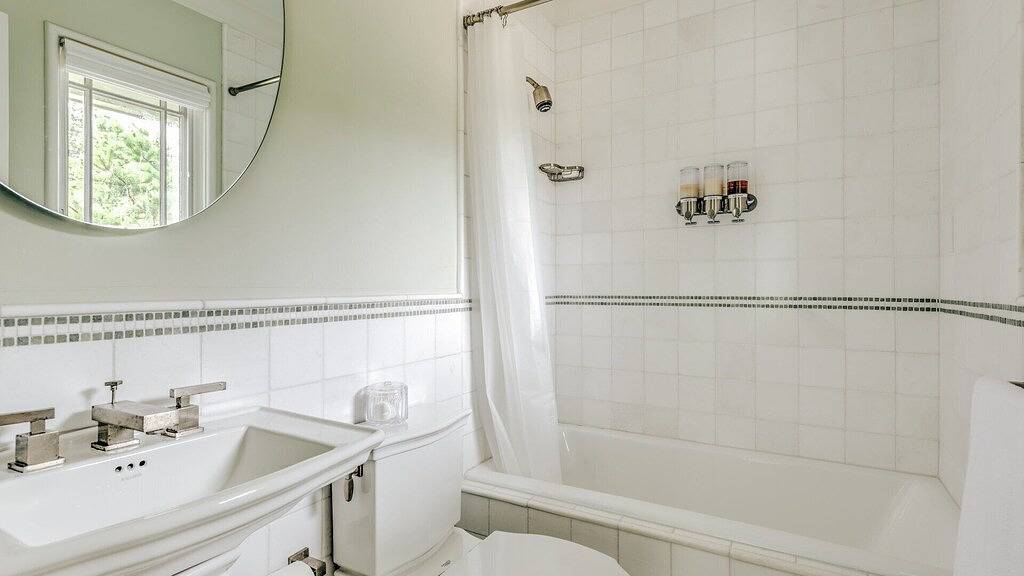 Bordering 130 Acre Preserve, Heated Gunite Pool, Eat-In Chefs Kitchen in Napeague, North Fork