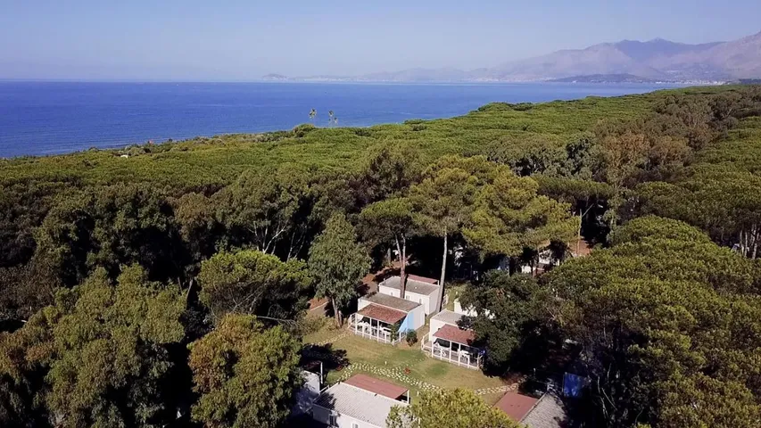 Camping pour 5 personnes, avec terrasse ainsi que jardin et piscine - 1