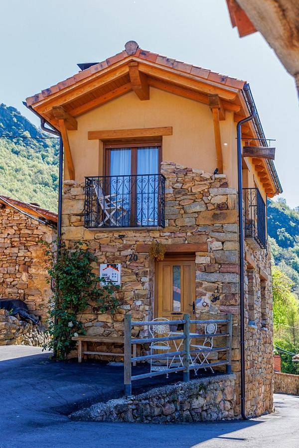 Casa rural para 2 personas, con Balcón y Terraza además de Jardín y Piscina en Crémenes