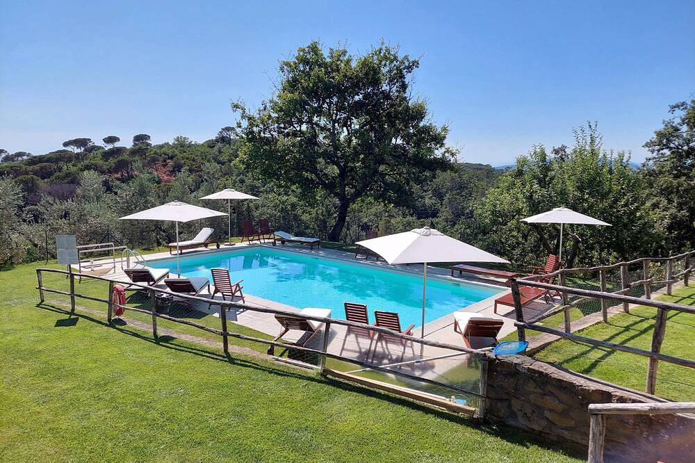 Cosy apartment in a typical farmhouse minutes to Florence, pool, views, relax. in Scandicci, Florence Province