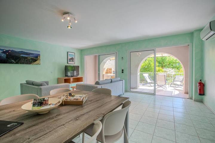 Location de vacances pour 7 personnes, avec jardin ainsi que piscine et vue, animaux acceptés à Aregno