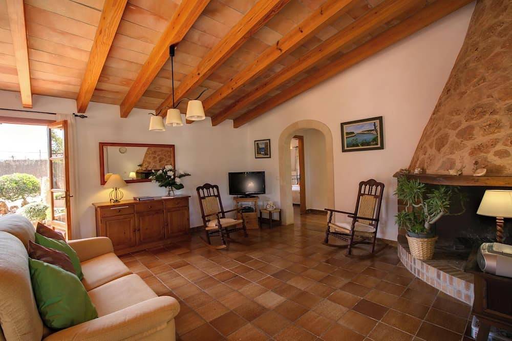Attractive 2-Bedroom Villa, Private Pool, Superb Bbq Area & Pretty Gardens just 750m to Cala Sa Nau in Cala Mitjana, Felanitx