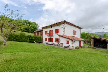 Location de vacances pour 12 personnes, avec jardin et jacuzzi à Saint-Étienne-de-Baïgorry