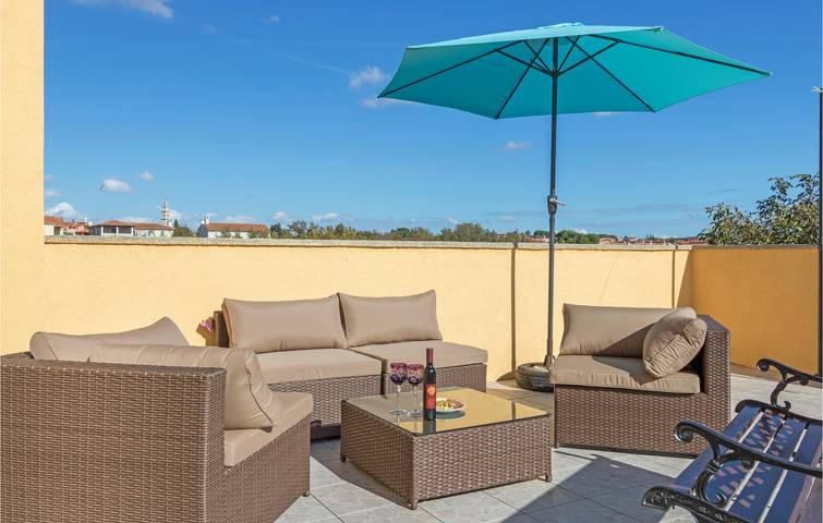 Location de vacances pour 16 personnes, avec terrasse ainsi que piscine et jardin, animaux acceptés à Vodnjan - 3