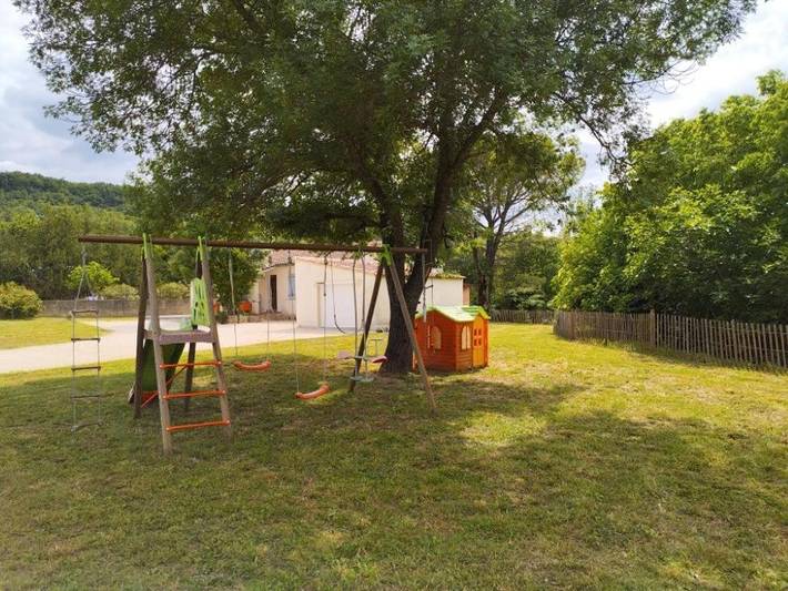 Location de vacances pour 7 personnes, avec vue et jardin, adapté aux familles à Laval-Saint-Roman