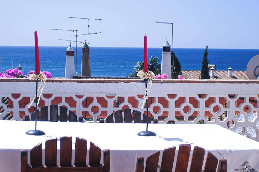 Charming 4-bedroom villa in Luz perfect for relaxing getaways in Praia da Luz, Faro District
