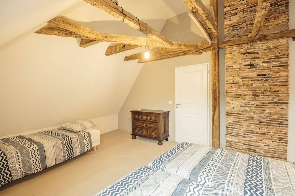 Abitazione-Tradizionale-Bagno privato con vasca-Vista piscina-La Souillarde in Tour-de-Faure, Massif Central