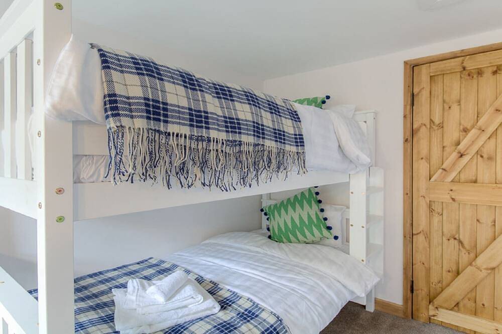 Beach Breeze Cottage - Hot Tub - 3 Bedr - Pets Ok in Caister-on-Sea, Great Yarmouth