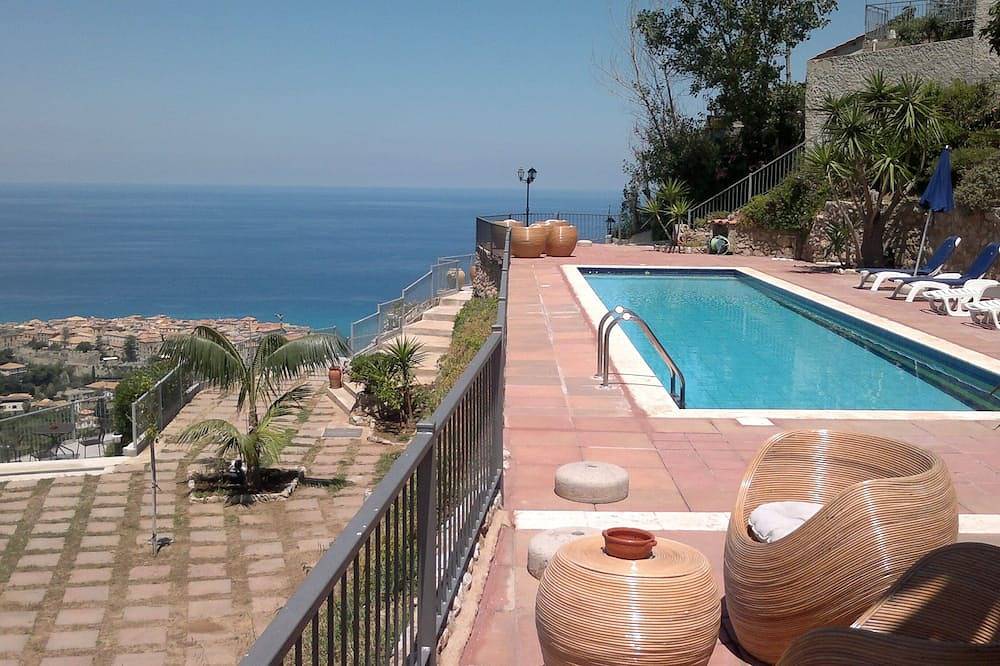 Entire apartment, Pool, Garden & View, 4 km from Tropea in Drapia, Vibo Valentia Province
