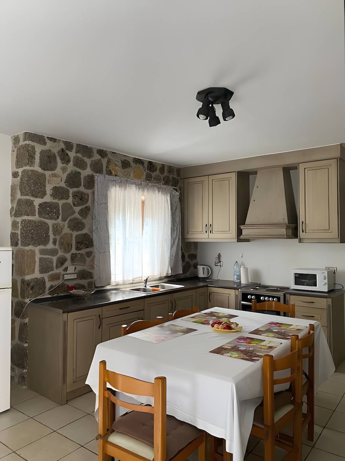 Ganze Wohnung, Despoinas Traditionelles Steinhaus im Zentrum von Ermionida in Kranidi, Argolis