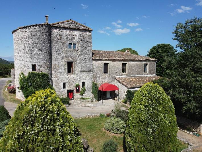Hôtel pour 10 personnes, avec piscine et jardin, animaux acceptés à Moulès-et-Baucels