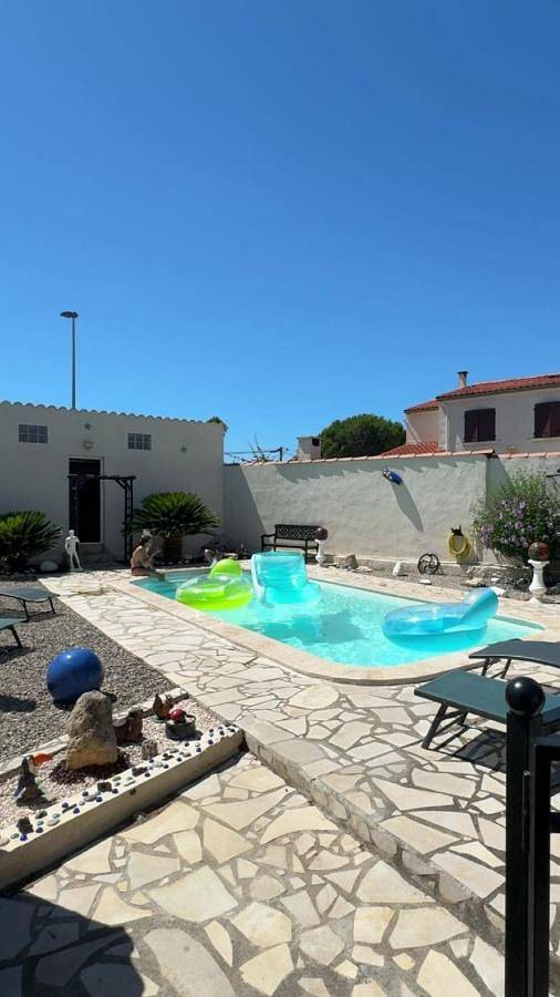 Maison de vacances pour 4 personnes, avec Balcon et Terrasse ainsi que Jardin et Piscine