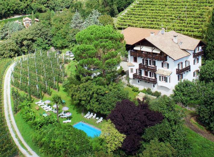Ferienwohnung für 6 Personen, mit Balkon und Garten sowie Pool und Ausblick im Dorf Tirol