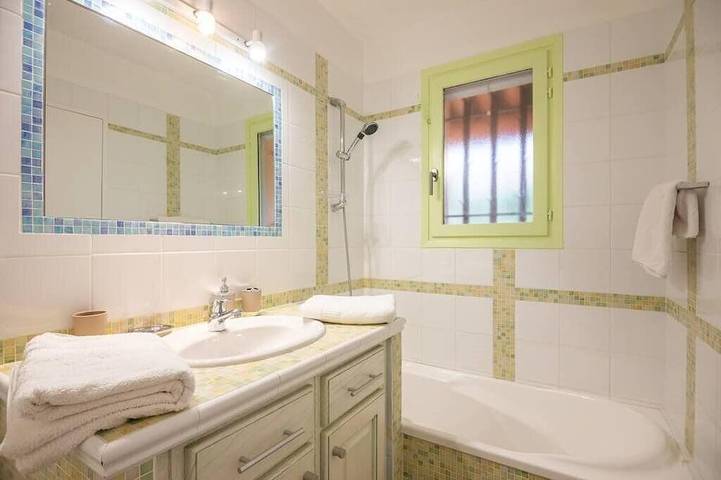 Gîte pour 6 personnes, avec piscine et jardin dans Plage de la Baumette - 3