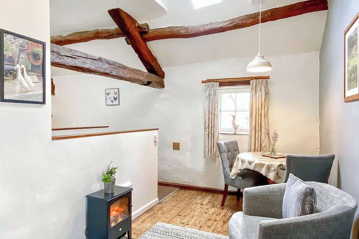 Log cabin for 2 people, with pets in Bassenthwaite