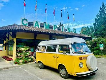 Camping pour 5 personnes, avec terrasse et jardin ainsi que piscine et vue, animaux acceptés dans l' Ain