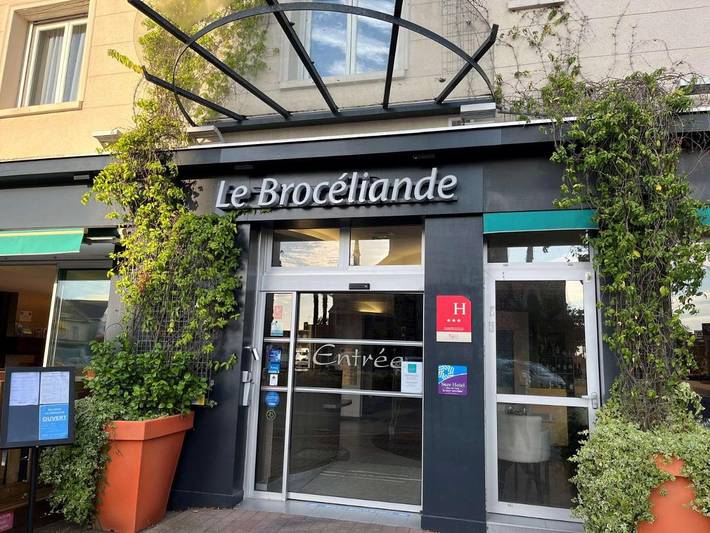 Hôtel pour 4 personnes, avec Balcon et Terrasse à Bédée
